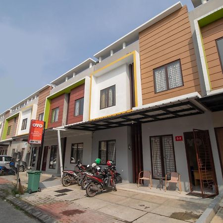 Telukjambe Oyo 3253 Sofia Residence מראה חיצוני תמונה