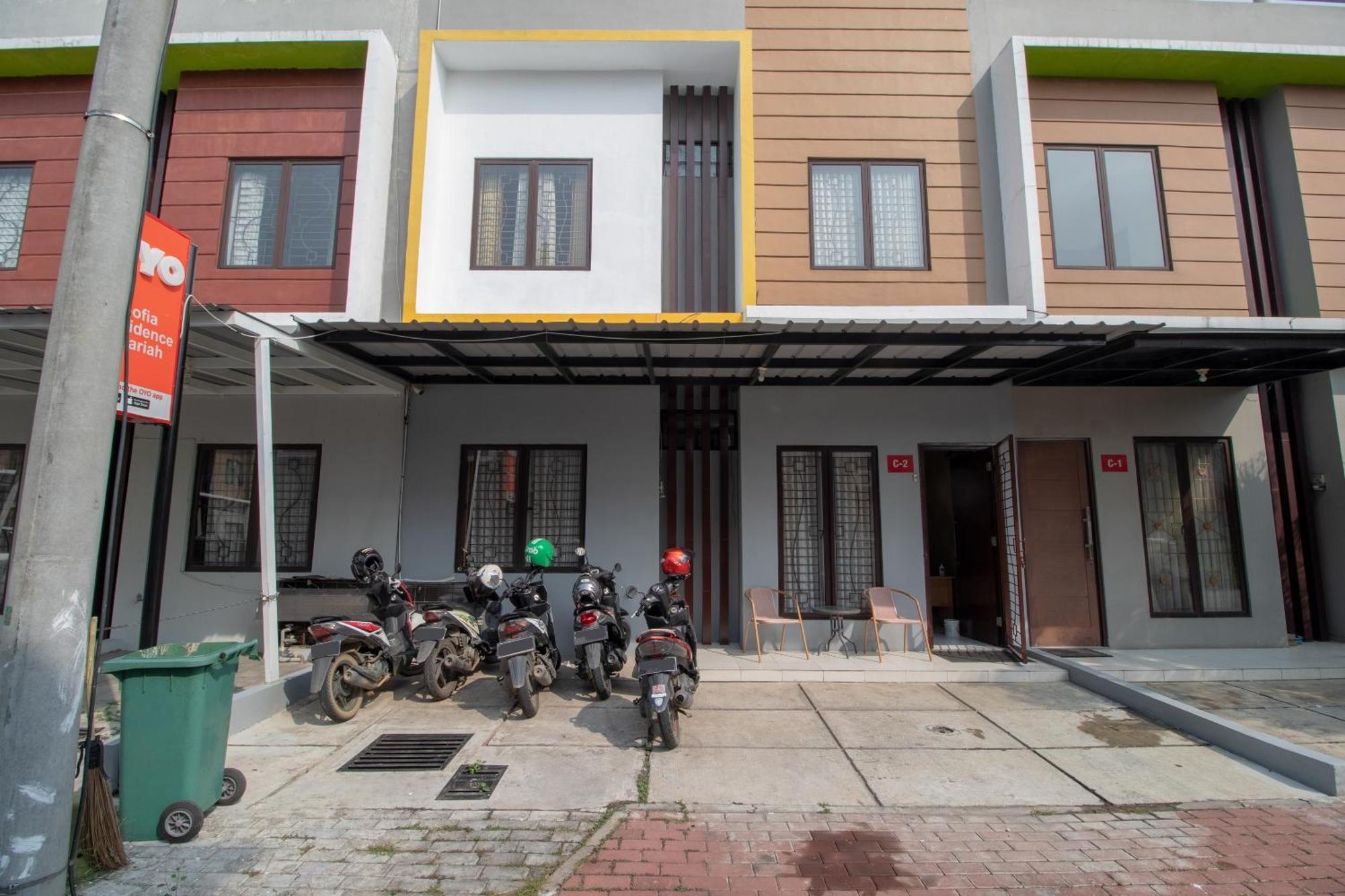Telukjambe Oyo 3253 Sofia Residence מראה חיצוני תמונה